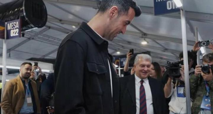  布斯克茨现身巴萨主席投票现场，拉波尔塔热情相伴；昔日搭档重逢，投下关键一票。 体育新闻