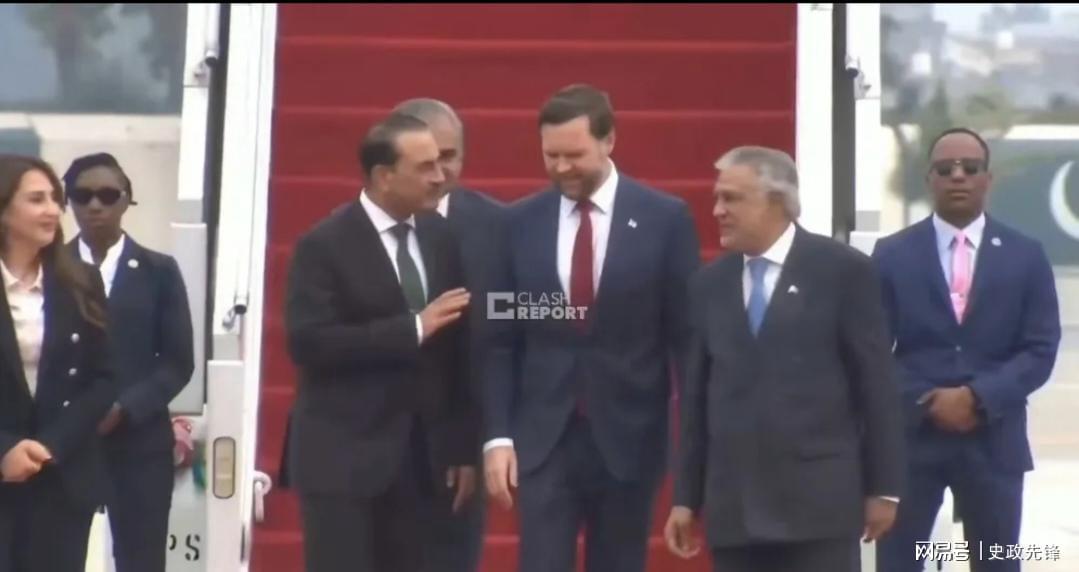  【深度解码】霍尔木兹困局：一场关于海峡主权的地缘博弈 新闻